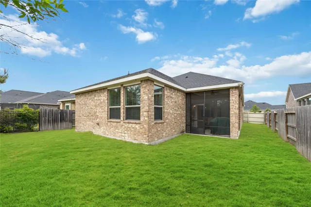 a view of a house with backyard and garden