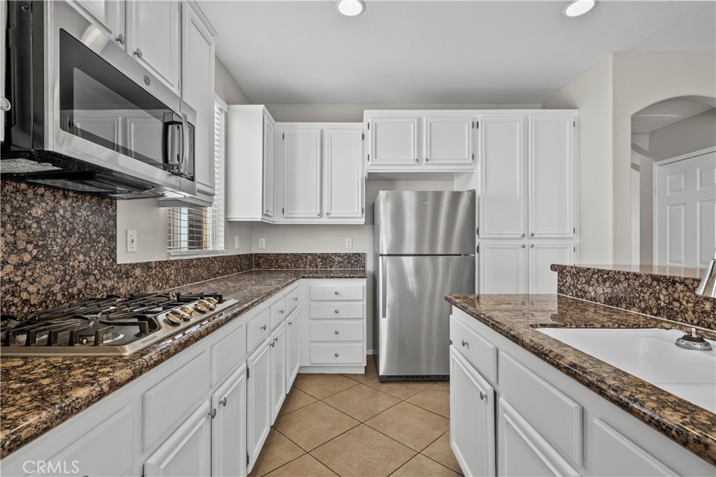5741 Spice Street Lancaster, CA 93536 - Photo 20 of 44 Kitchen