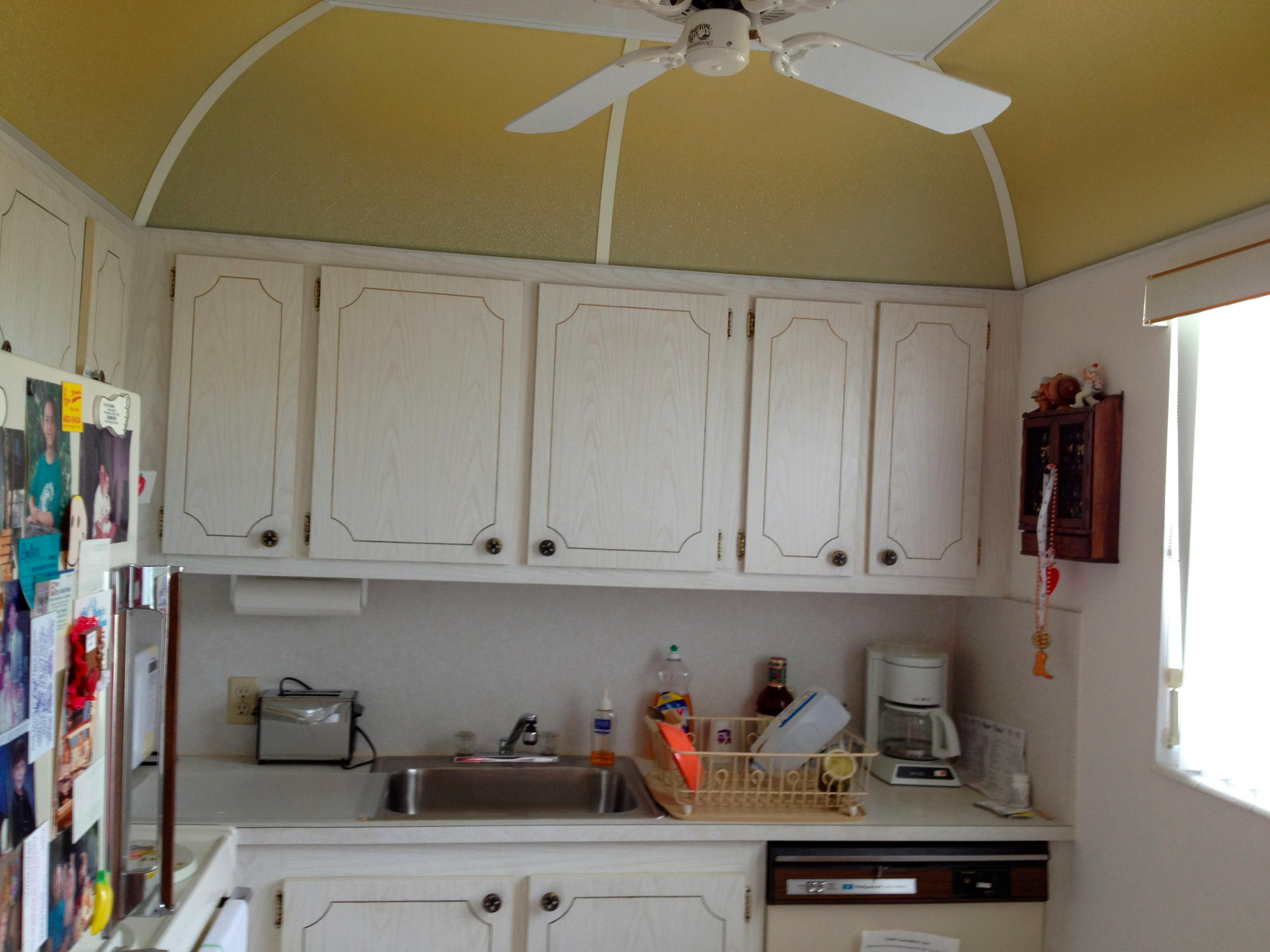 588 Fanshaw North, Unit 588 Boca Raton, FL 33434 - Photo 6 of 27 Kitchen With Dome Ceiling