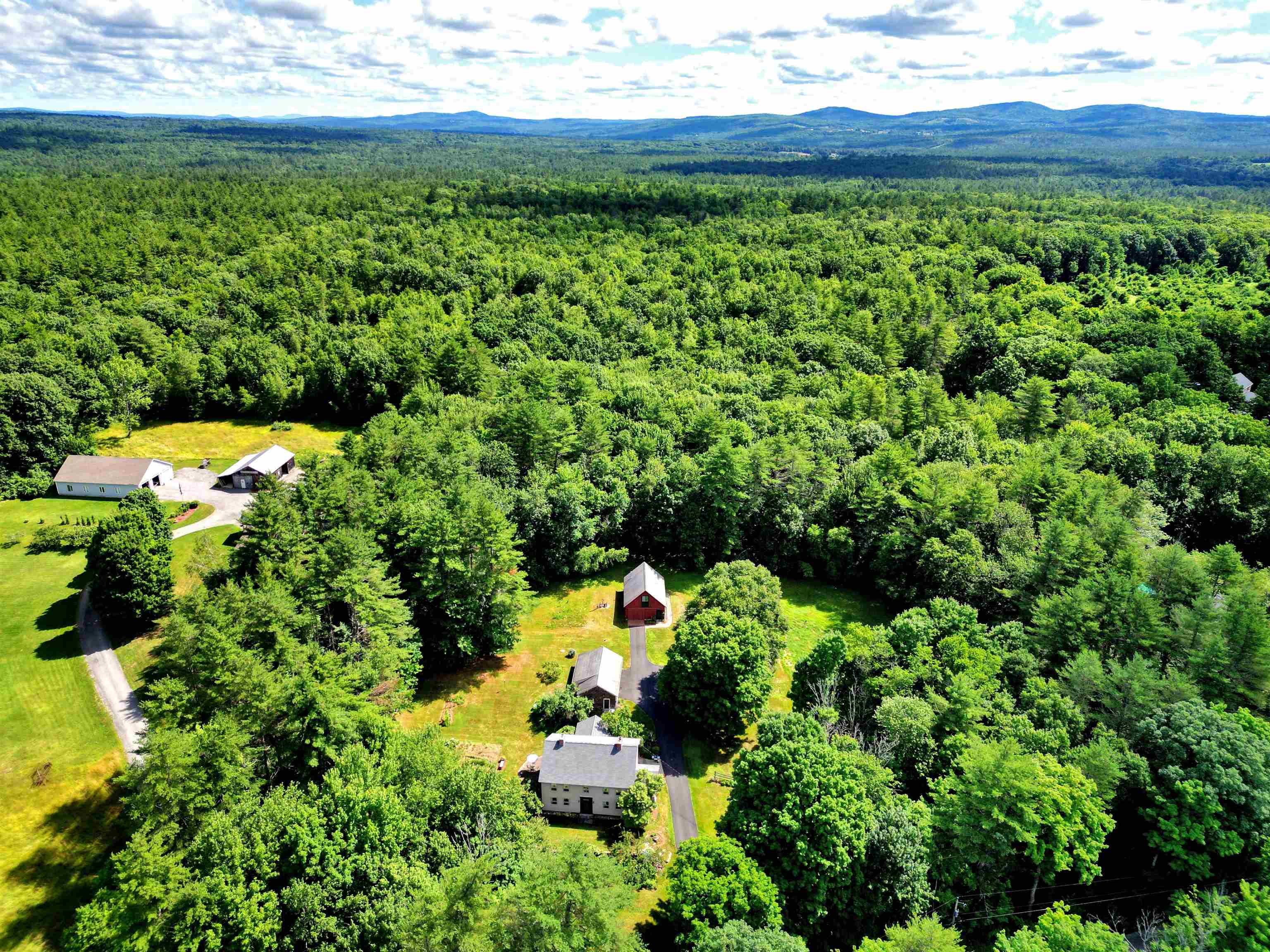 237 4th Range Road Pembroke, NH 03275 - Photo 4 of 40