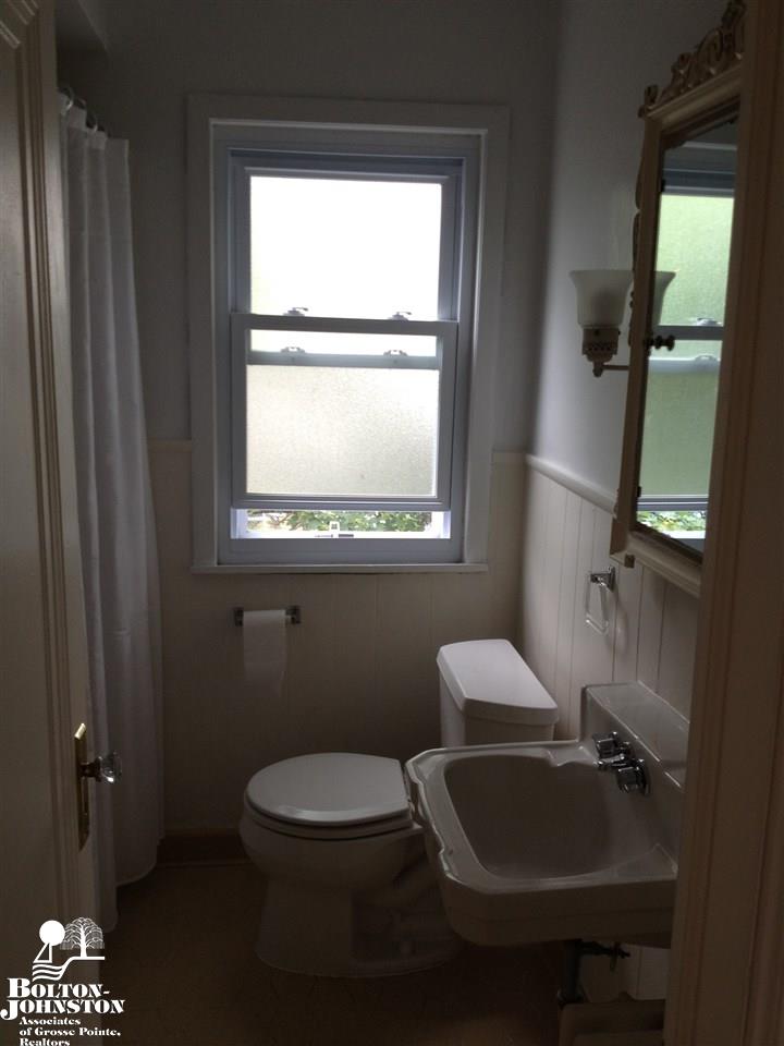22707 Ridgeway Street, Unit UPPR St. Clair Shores, MI 48080 - Photo 7 of 11