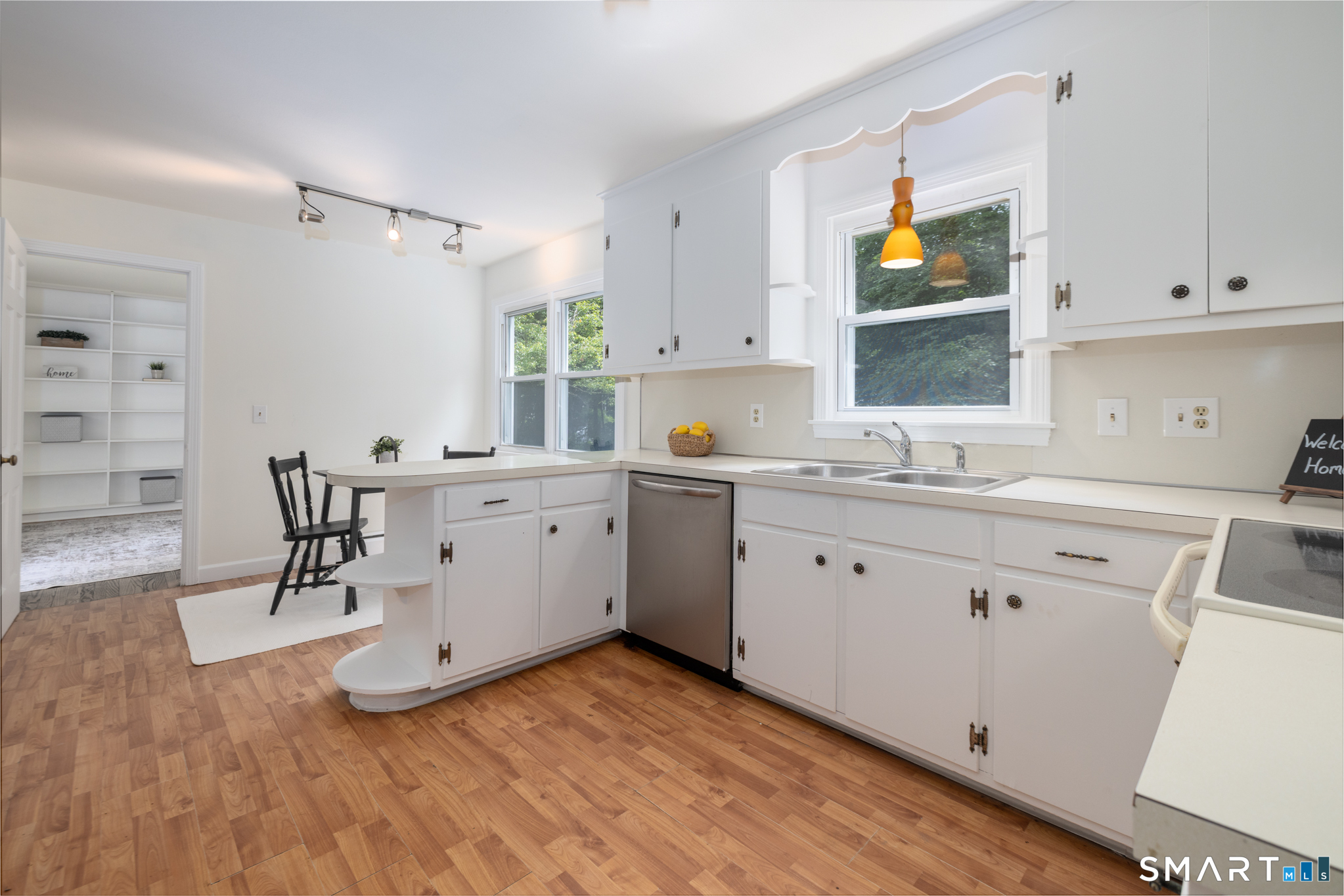 880 Whittemore Road Middlebury, CT 06762 - Photo 6 of 40 Light and Bright Kitchen