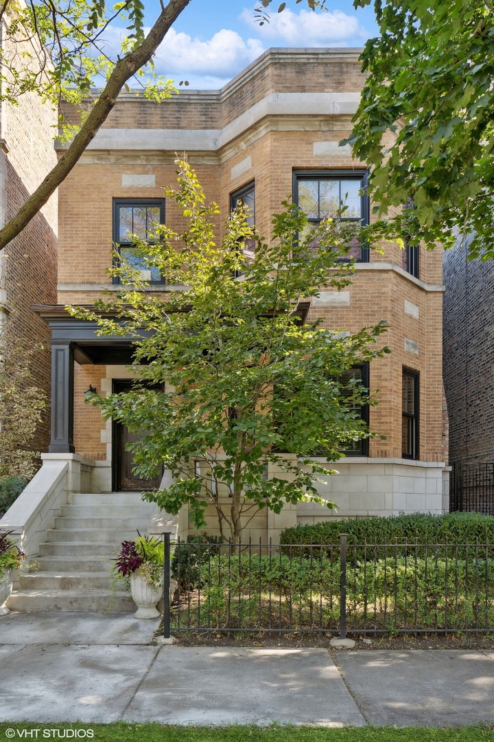 3733 North Wayne Avenue Chicago, IL 60613 - Photo 1 of 40 front view of a house