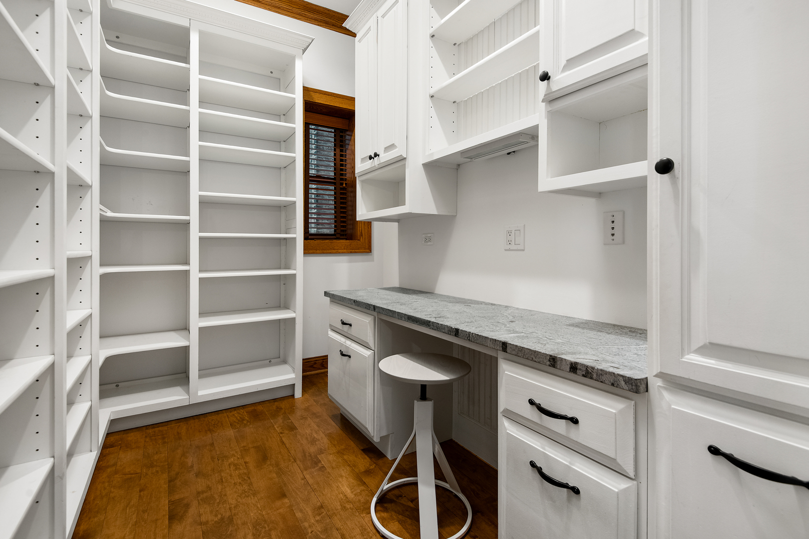 3733 North Wayne Avenue Chicago, IL 60613 - Photo 12 of 40 a kitchen with granite countertop a stove and a bookshelf
