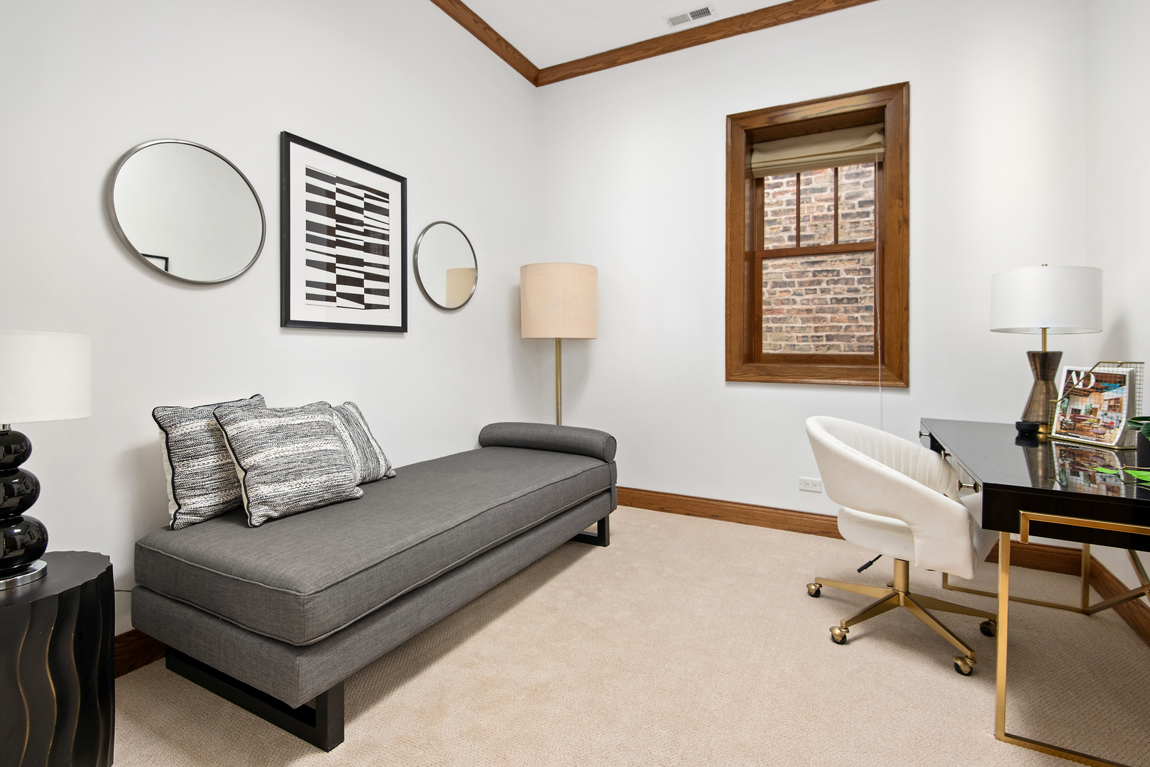 3733 North Wayne Avenue Chicago, IL 60613 - Photo 21 of 40 a living room with furniture and a window