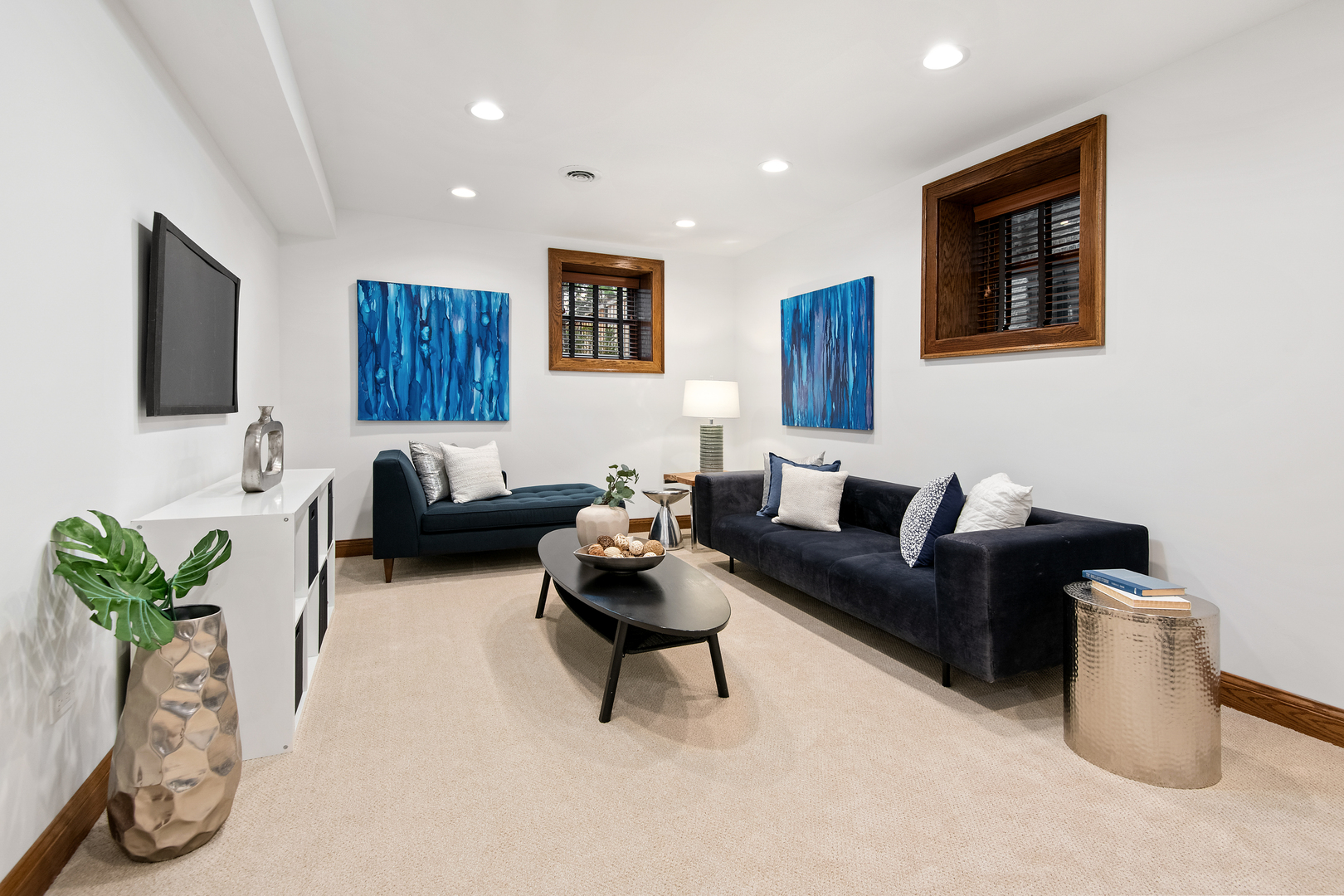 3733 North Wayne Avenue Chicago, IL 60613 - Photo 24 of 40 a living room with furniture and a potted plant