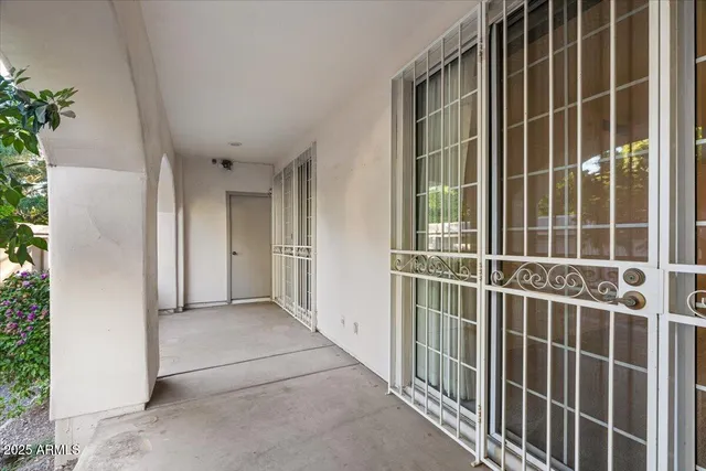 $2,095 | 5200 South Lakeshore Drive, Unit 120, Tempe, AZ 85283