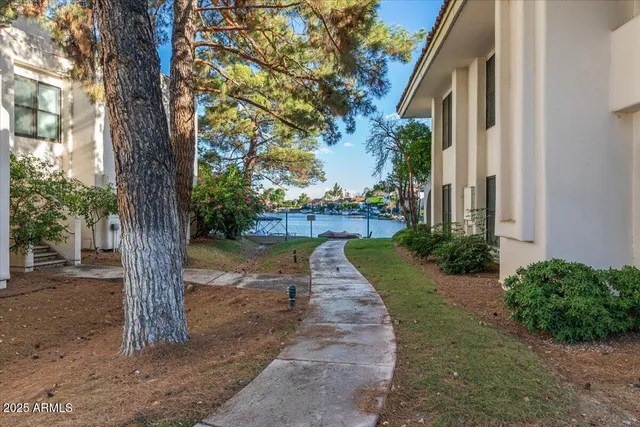 $2,095 | 5200 South Lakeshore Drive, Unit 120, Tempe, AZ 85283