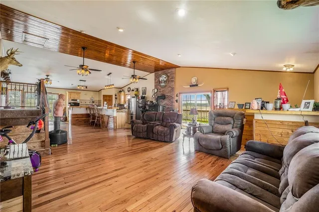 $2,000,000 | 21970 Lamar Road, Weston, MO 64098