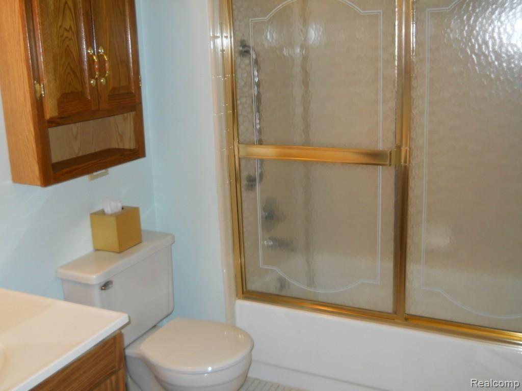 30468 Utica Road Roseville, MI 48066 - Photo 12 of 20 004.jpg