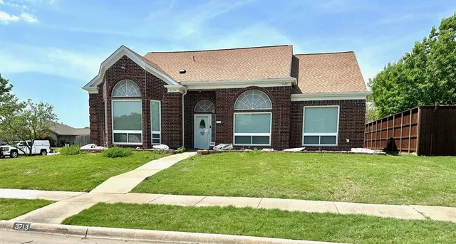 a view of a house with yard and front view of a house