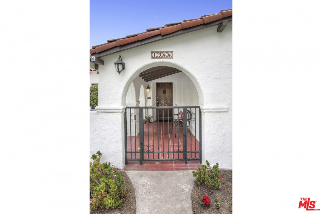 1944 West Kenneth Road Glendale, CA 91201 - Photo 3 of 35 Gallery Image 3