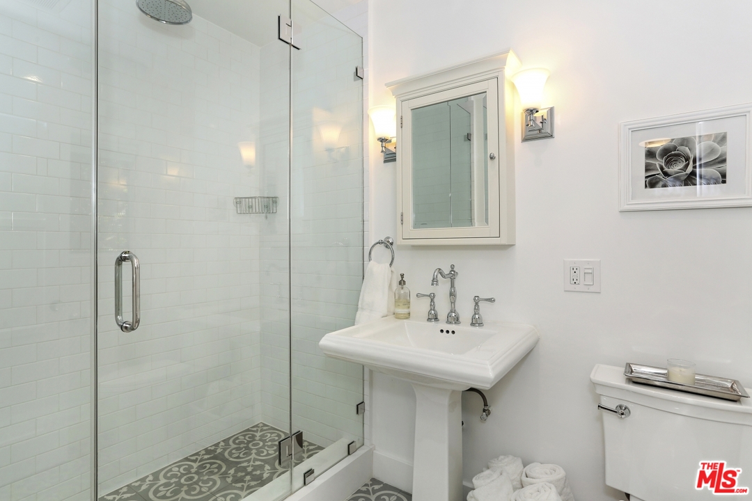 1944 West Kenneth Road Glendale, CA 91201 - Photo 24 of 35 Gallery Image 24