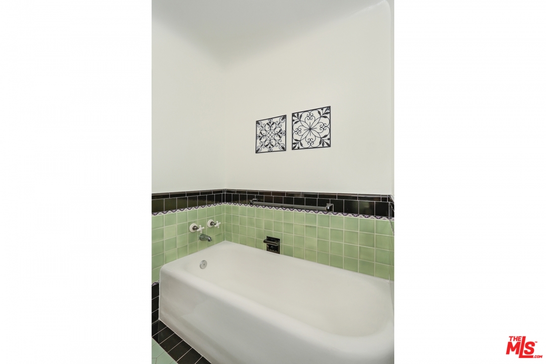 1944 West Kenneth Road Glendale, CA 91201 - Photo 29 of 35 Gallery Image 29
