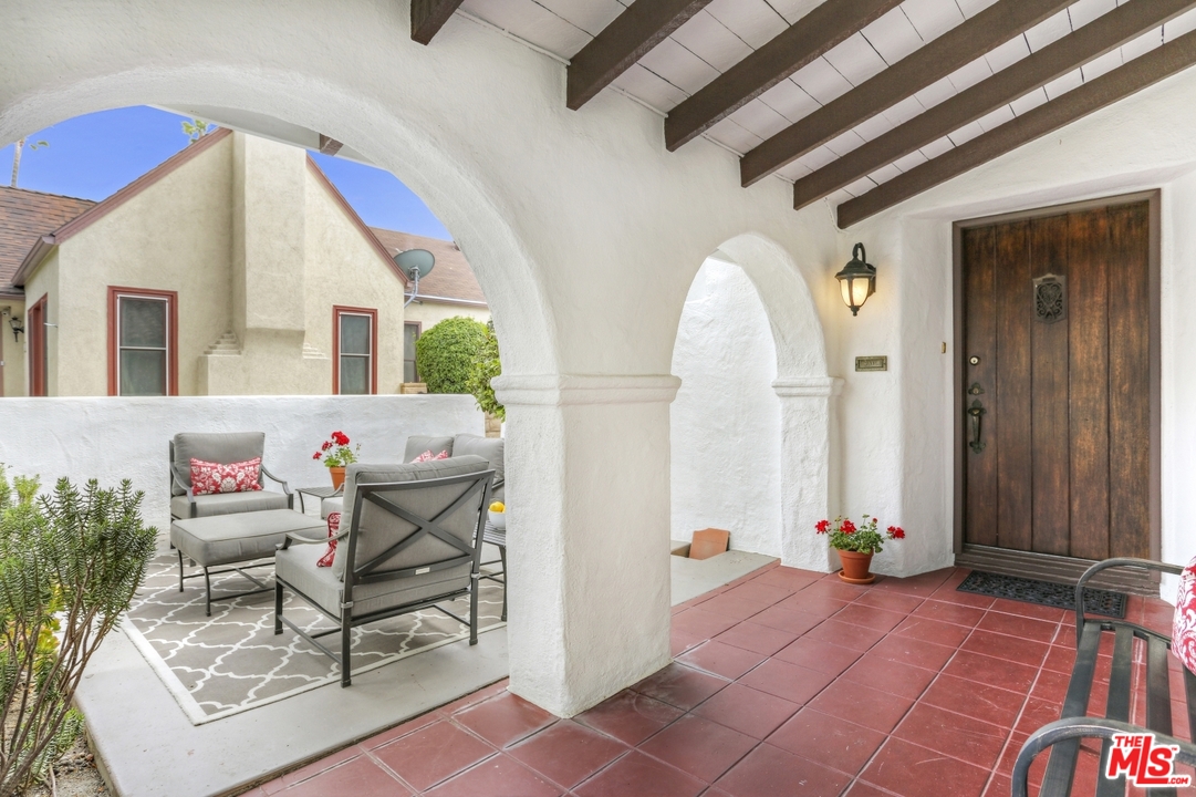 1944 West Kenneth Road Glendale, CA 91201 - Photo 4 of 35 Gallery Image 4