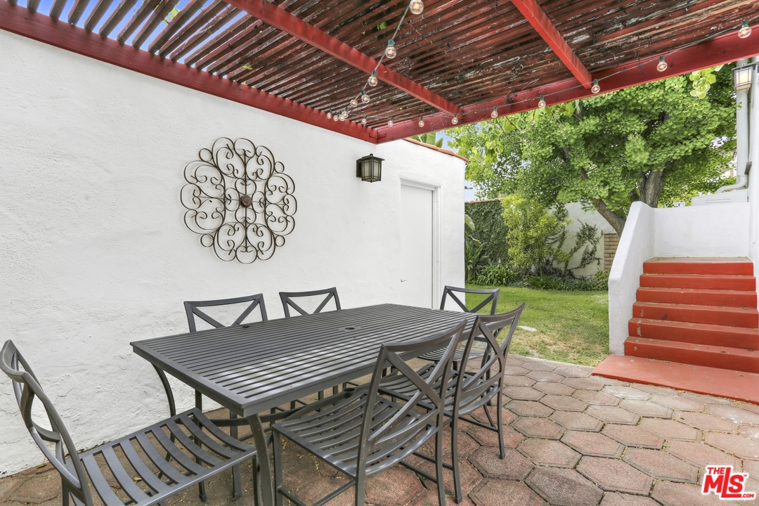 1944 West Kenneth Road Glendale, CA 91201 - Photo 32 of 35 Gallery Image 32