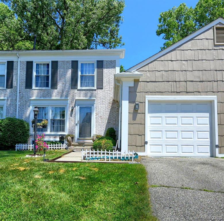 1370 Crescent Lane Rochester Hills, MI 48306 - Photo 1 of 25