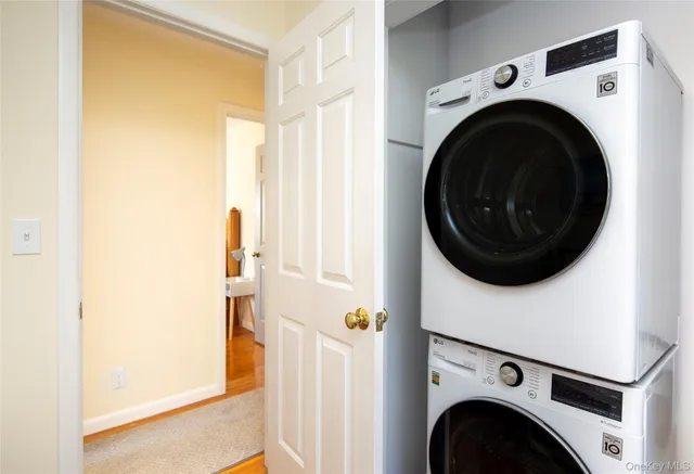 a view of entryway with washer and dryer