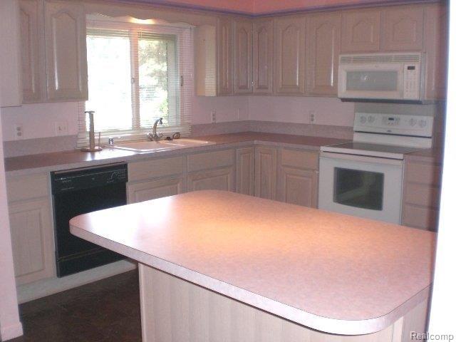 2476 West Tienken Road Rochester, MI 48306 - Photo 16 of 25 kitchen