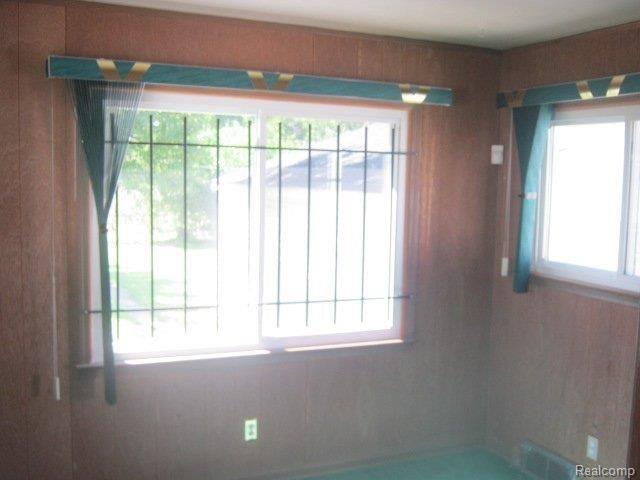 20051 Forrer Street Detroit, MI 48235 - Photo 3 of 6 261-873488 Dining room3