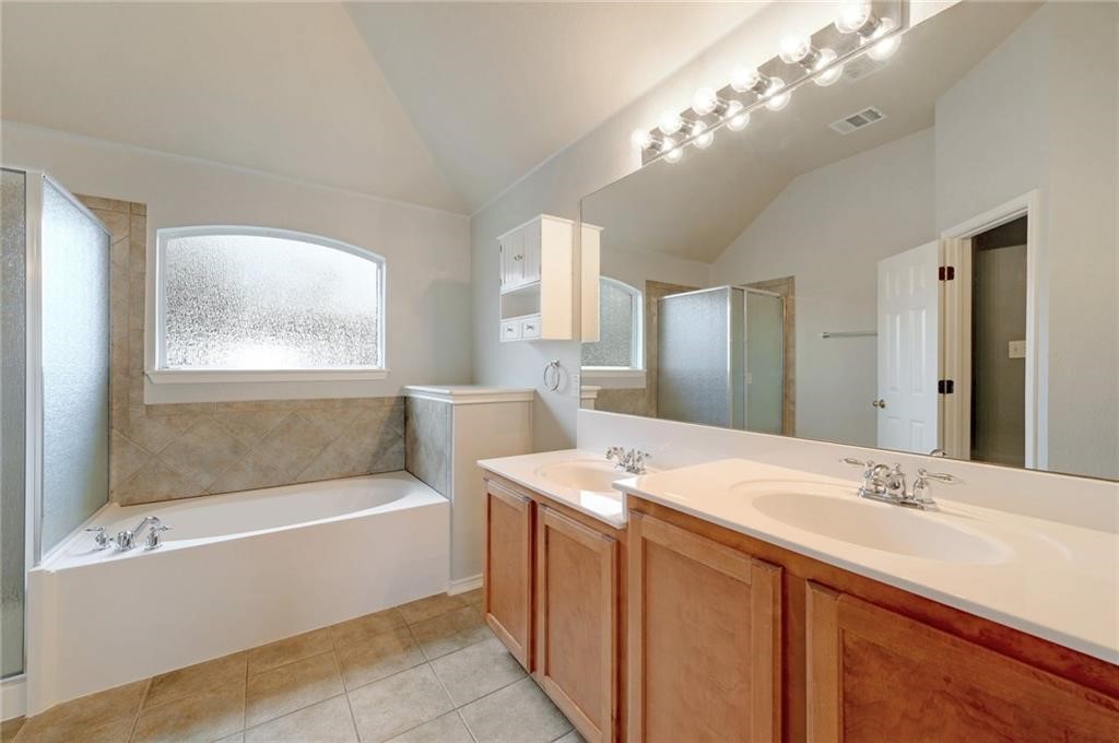 932 Rusk Road Round Rock, TX 78665 - Photo 28 of 33 primart bathroom.