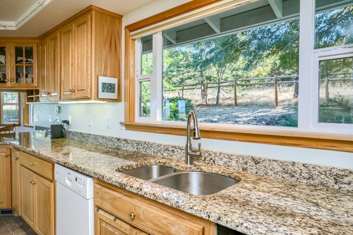 3700 North Roxy Drive Medford, OR 97504 - Photo 4 of 24 Additional Photo