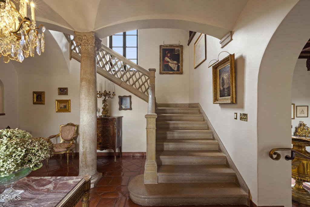 262 South San Rafael Avenue Pasadena, CA 91105 - Photo 28 of 49 a view of entryway and hall