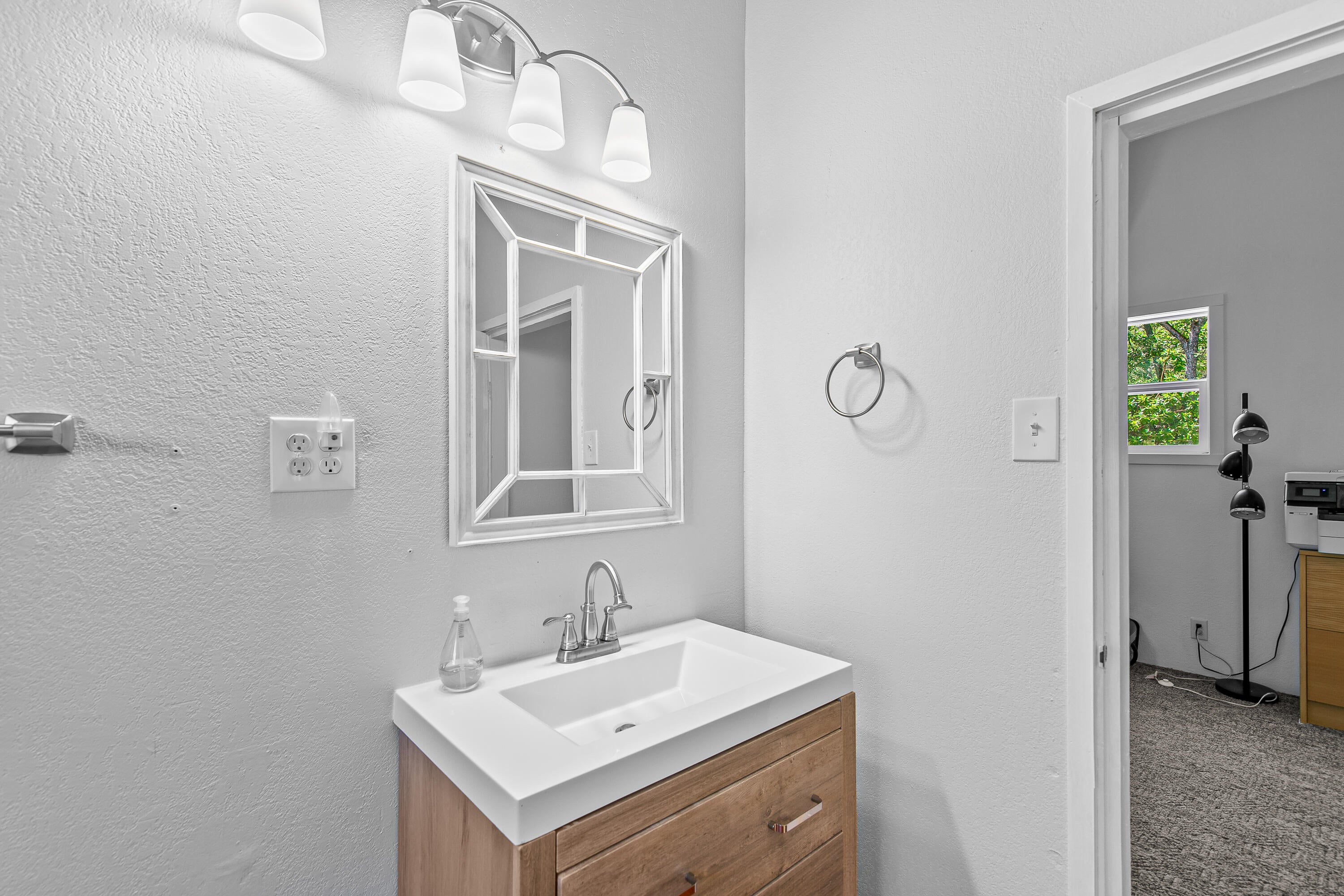 4780 Andrews Road Medford, OR 97501 - Photo 28 of 47 Half Bath (upstairs)