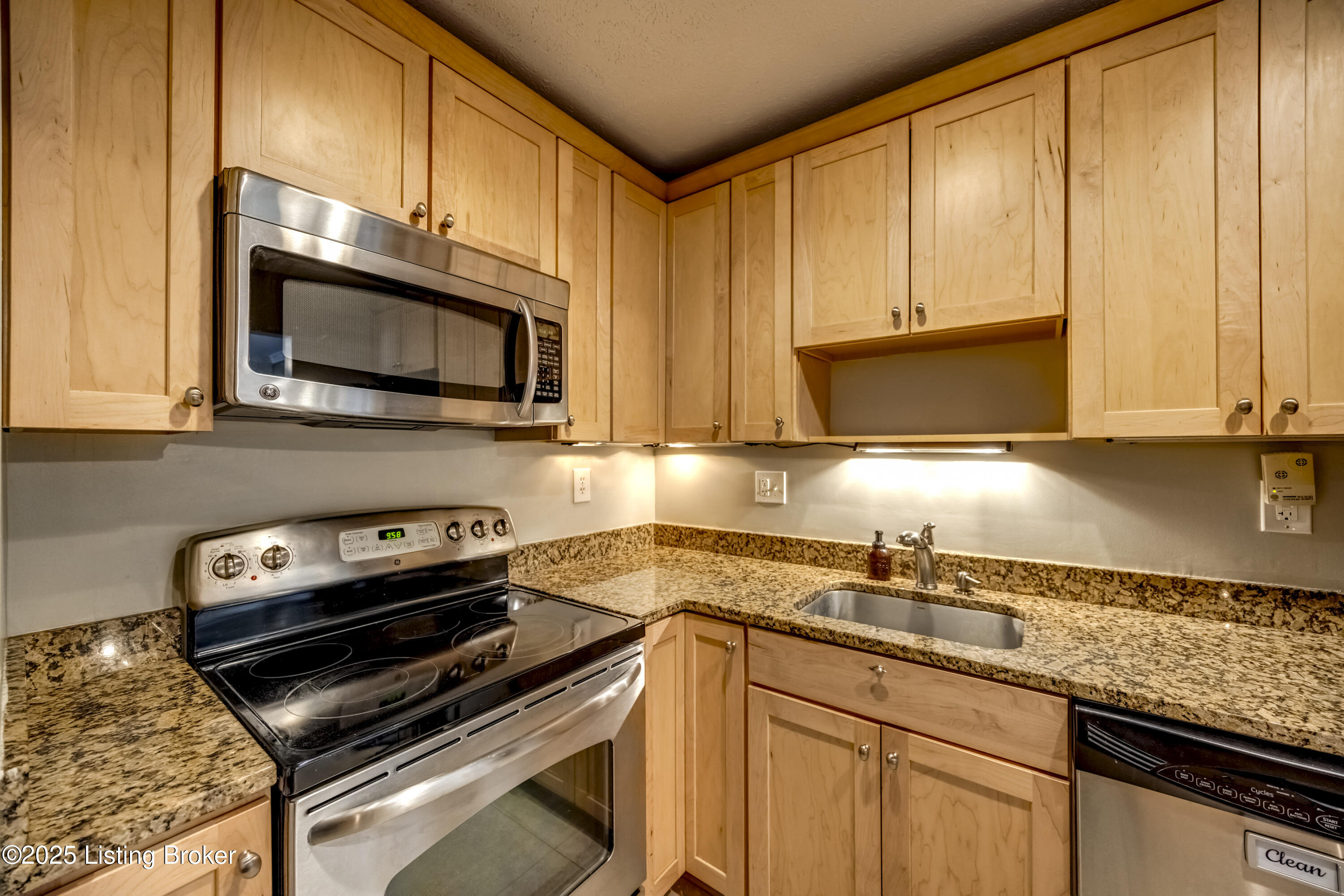 410 Mockingbird Valley Road, Unit 1 Louisville, KY 40207 - Photo 16 of 39 2Y0A5673-A