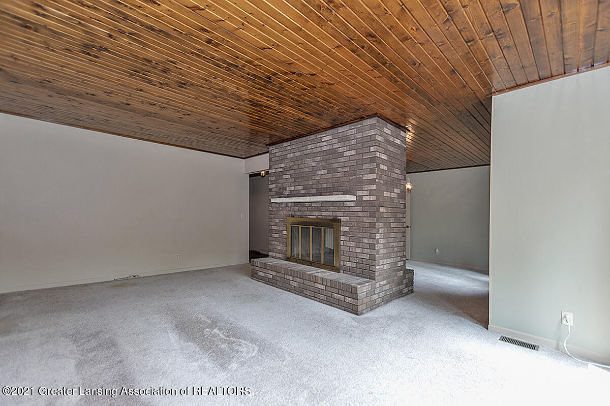 1839 Arch Road Eaton Rapids, MI 48827 - Photo 3 of 30 Living Room
