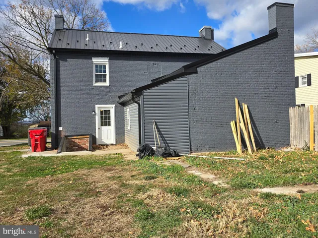 a view of a house with backyard and trees