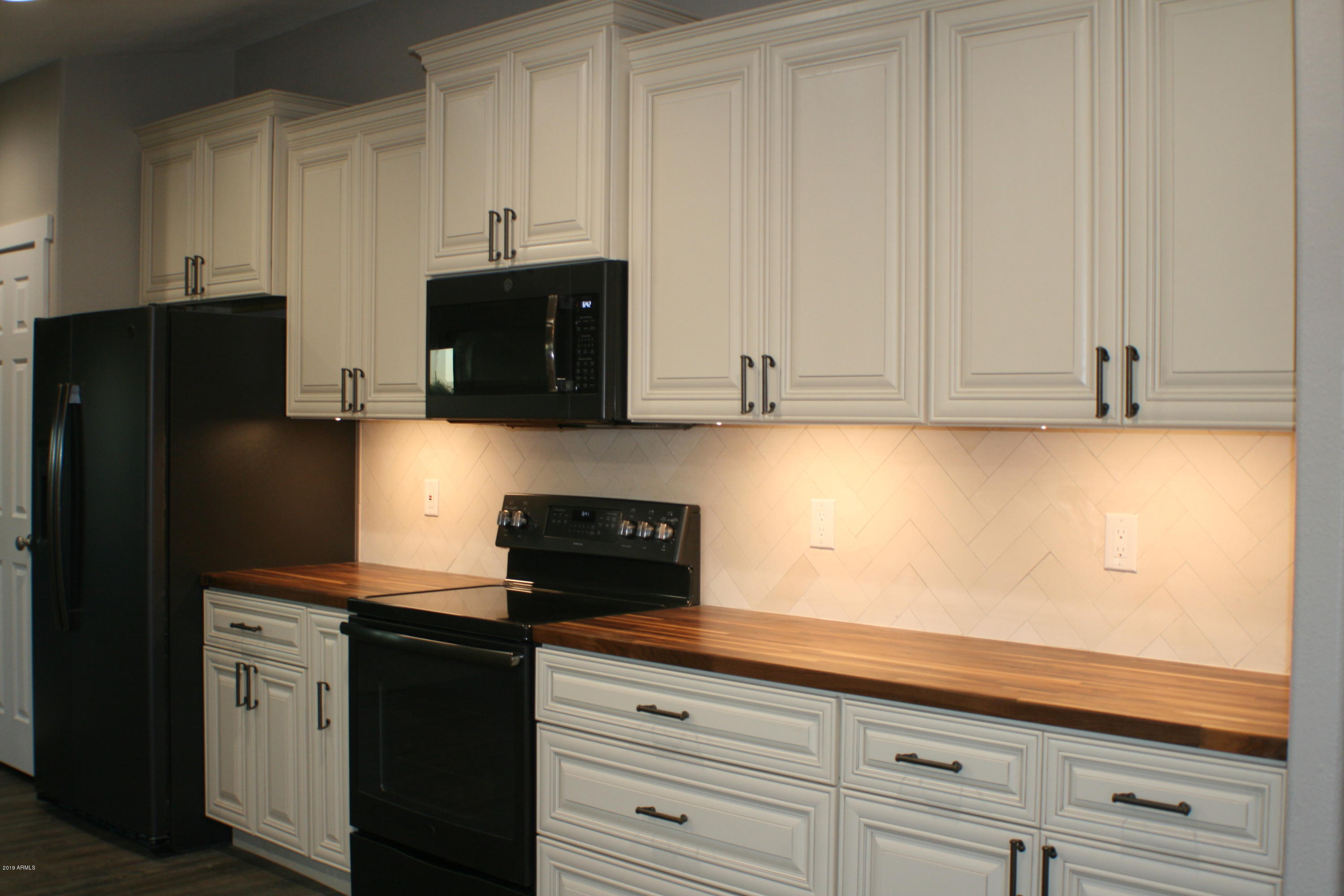 STAGGERED CUSTOM SOFT CLOSE CABINETS