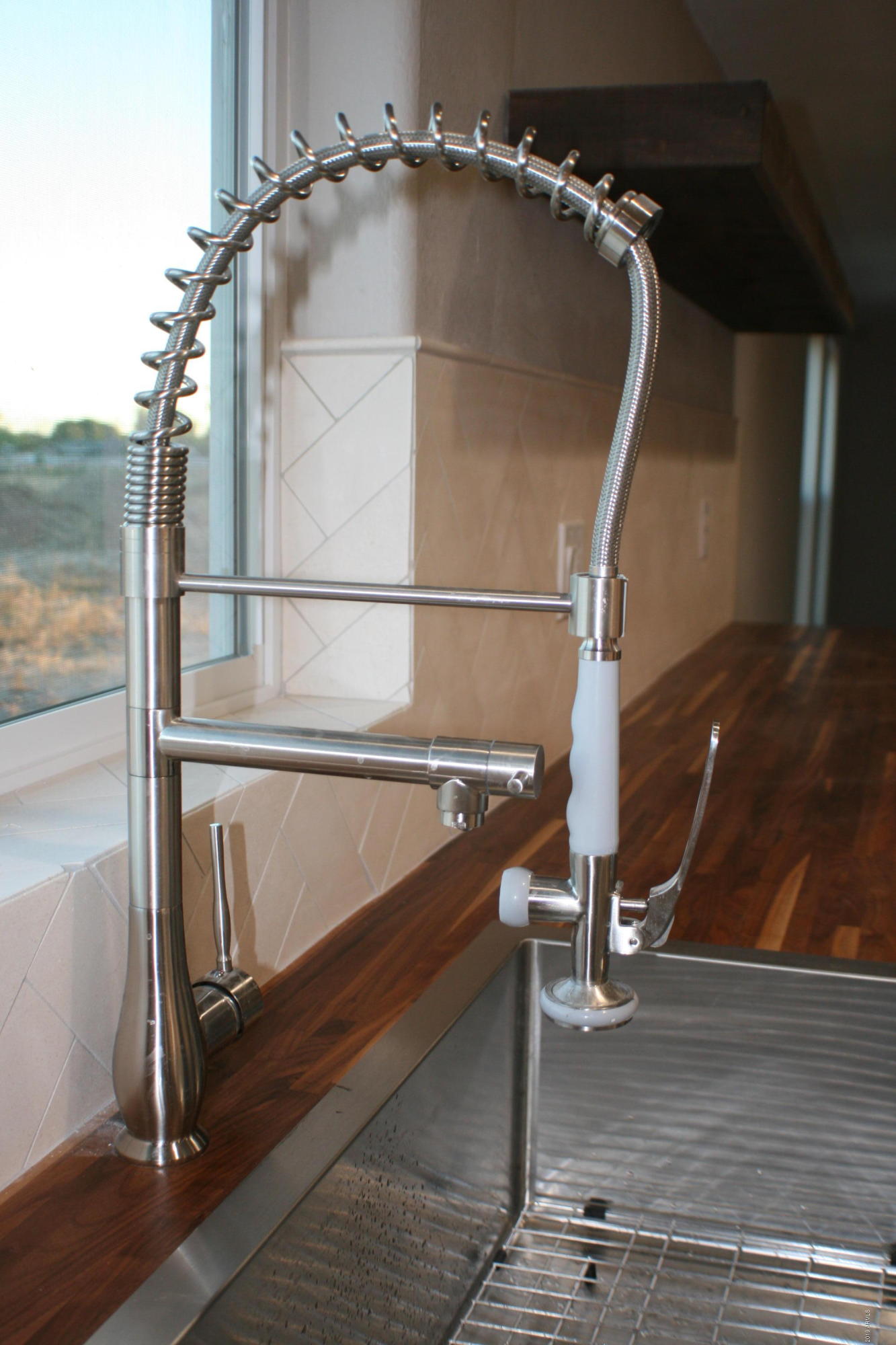COMMERCIAL STYLE FAUCET
