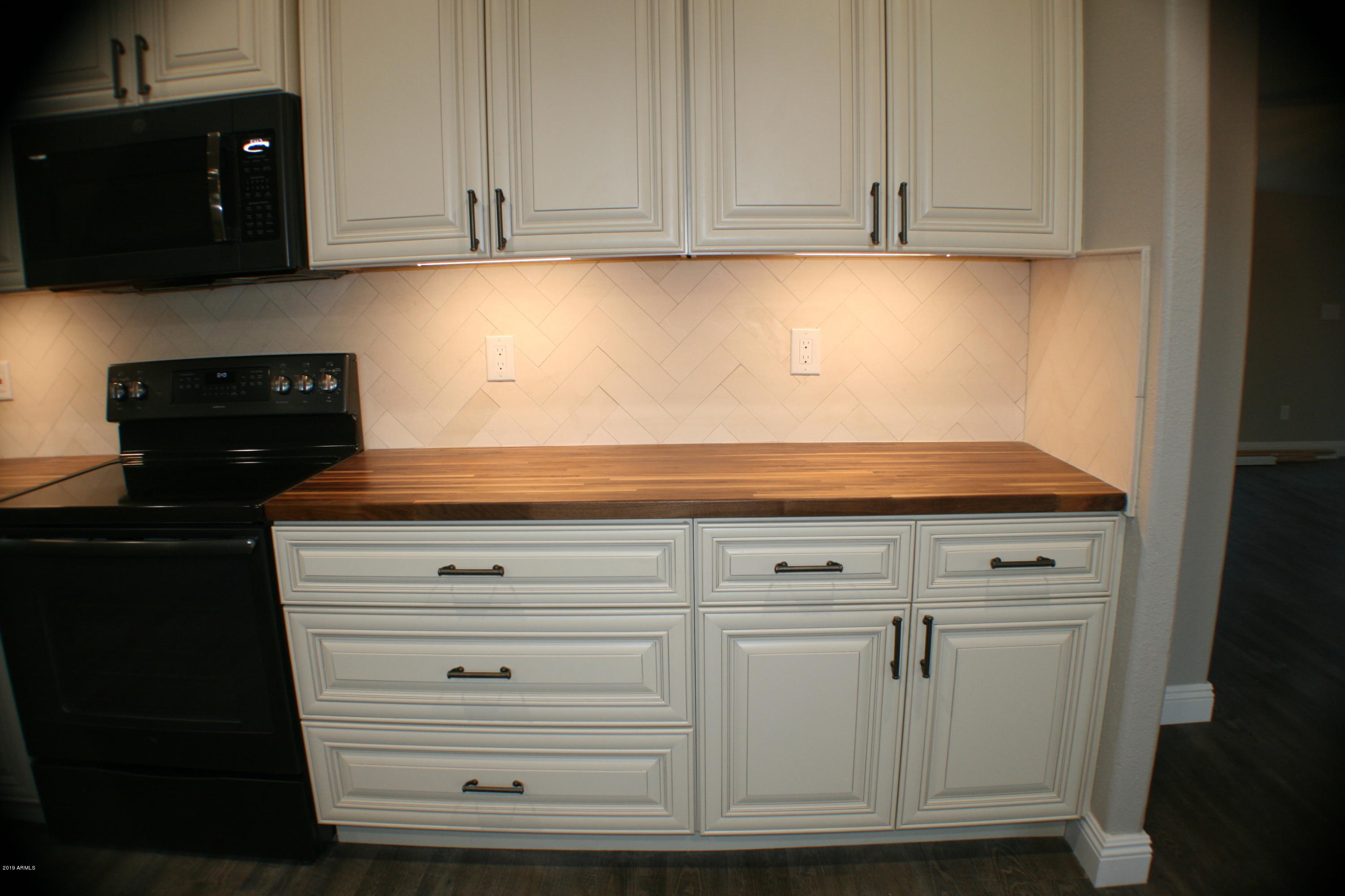UNDER CABINET LIGHTING