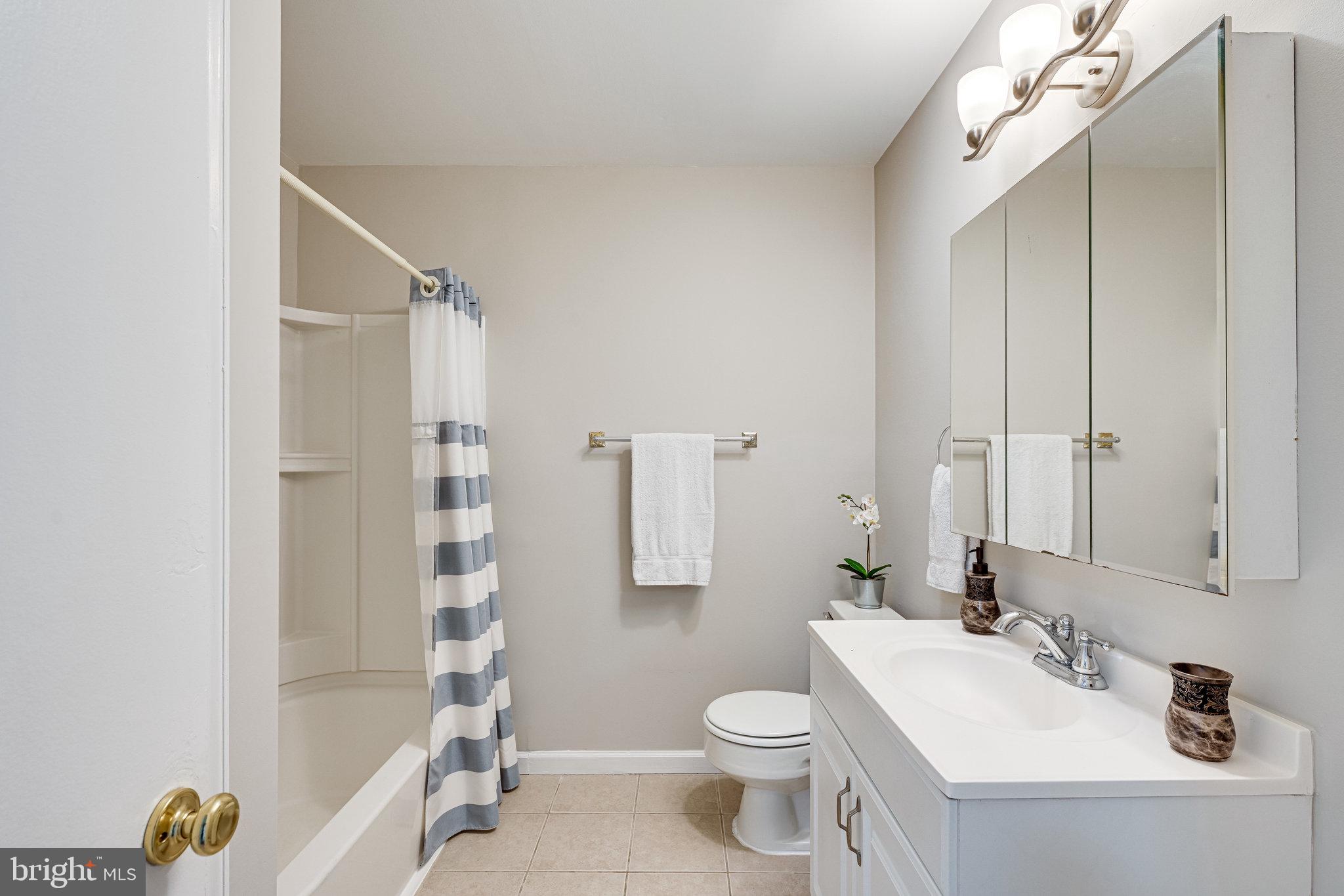 14500 Golden Oak Road Centreville, VA 20121 - Photo 24 of 32 Upper level bathroom