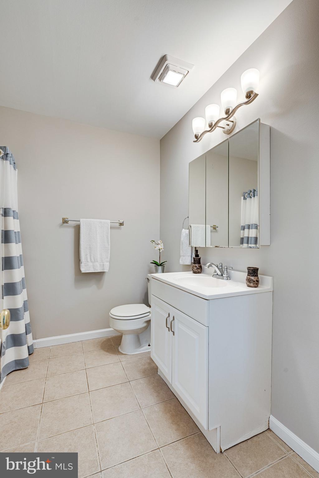 14500 Golden Oak Road Centreville, VA 20121 - Photo 25 of 32 Upper level bathroom