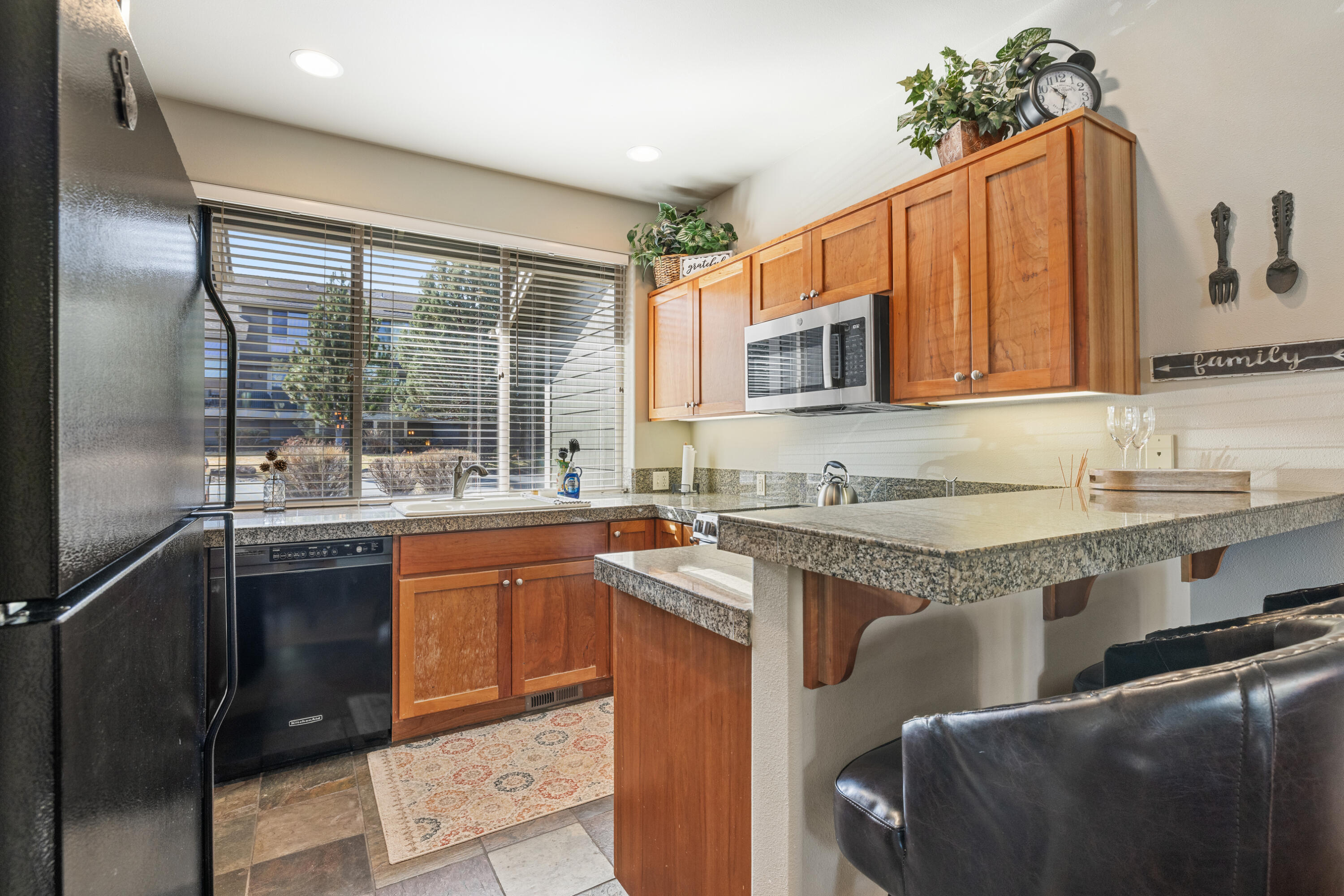 10674 Village Loop Redmond, OR 97756 - Photo 8 of 28 Kitchen