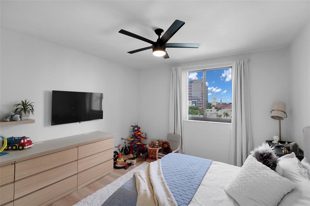 100 North Federal Highway, Unit 819 Fort Lauderdale, FL 33301 - Photo 7 of 36 a bedroom with a bed and a flat screen tv