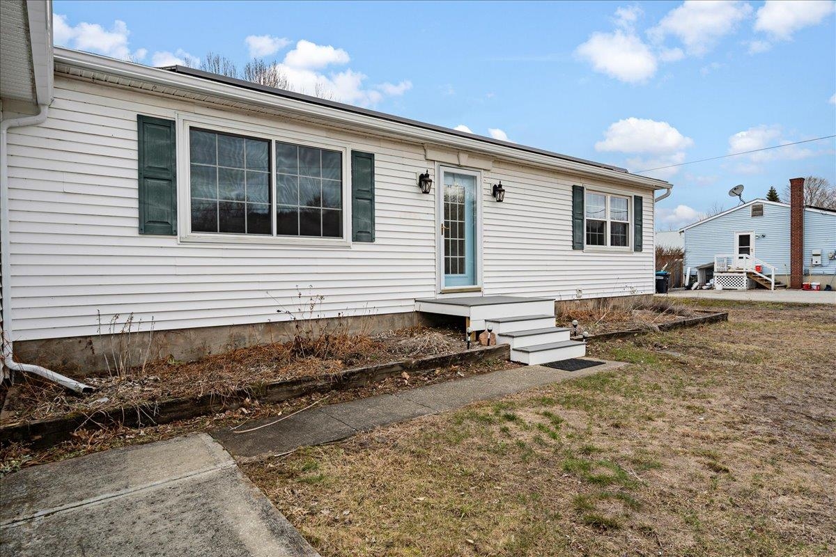 33 Russell Circle Milton, VT 05468 - Photo 3 of 40