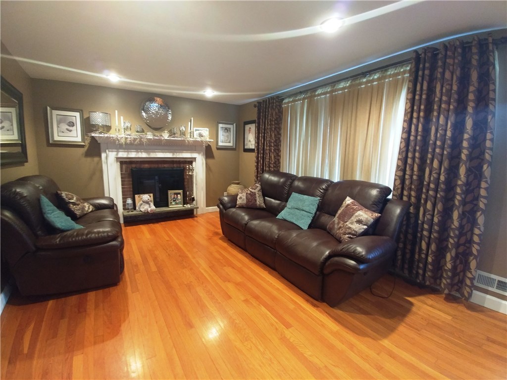 62 Colony Road East Providence, RI 02915 - Photo 3 of 23