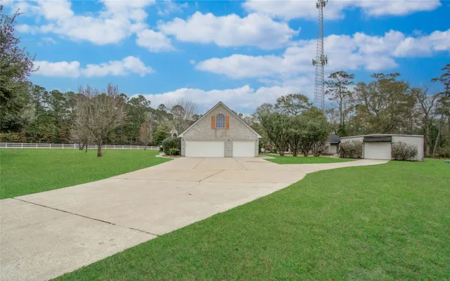 a view of a back yard