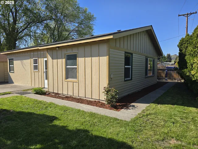 $295,000 | 3208 West 7th Street, The Dalles, OR 97058