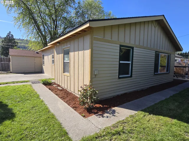 $295,000 | 3208 West 7th Street, The Dalles, OR 97058