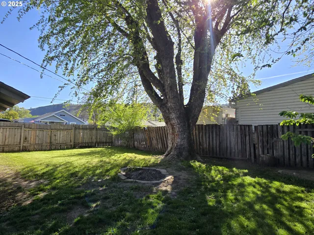 $295,000 | 3208 West 7th Street, The Dalles, OR 97058