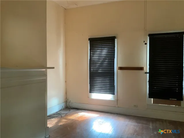 a view of empty room with window
