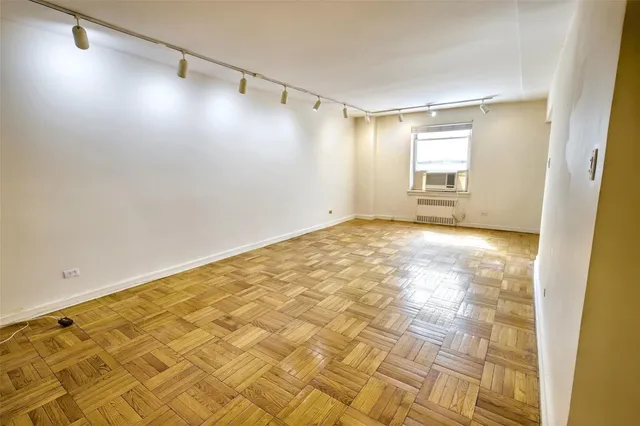 $275,500 | 162-41 Powells Cove Boulevard, Unit 1E | Beechhurst