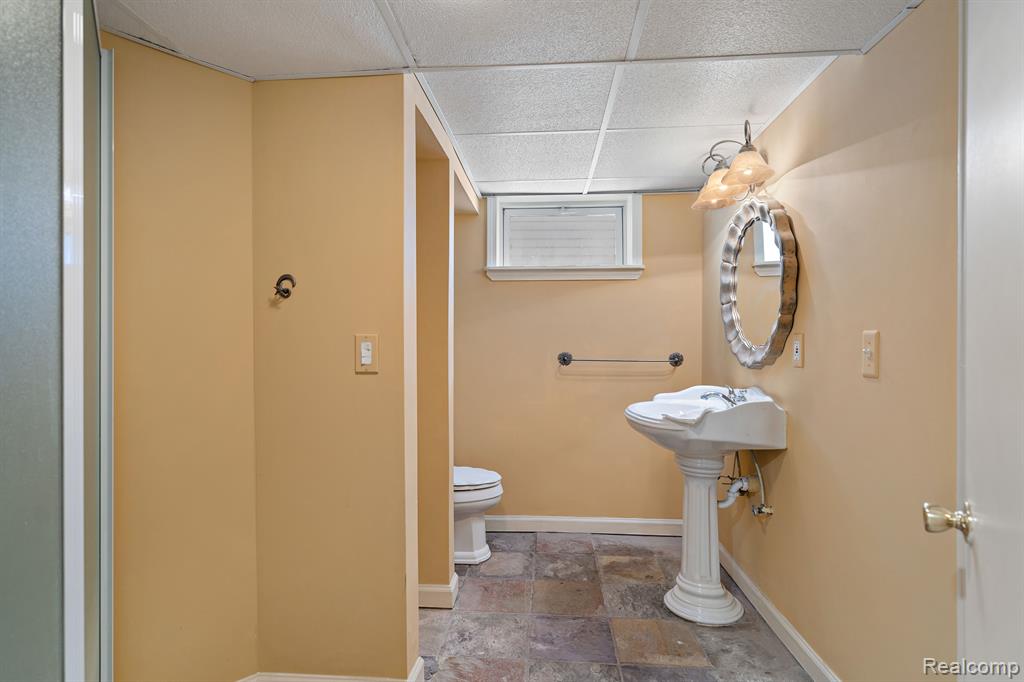 403 Taylor Avenue Rochester, MI 48307 - Photo 30 of 34
