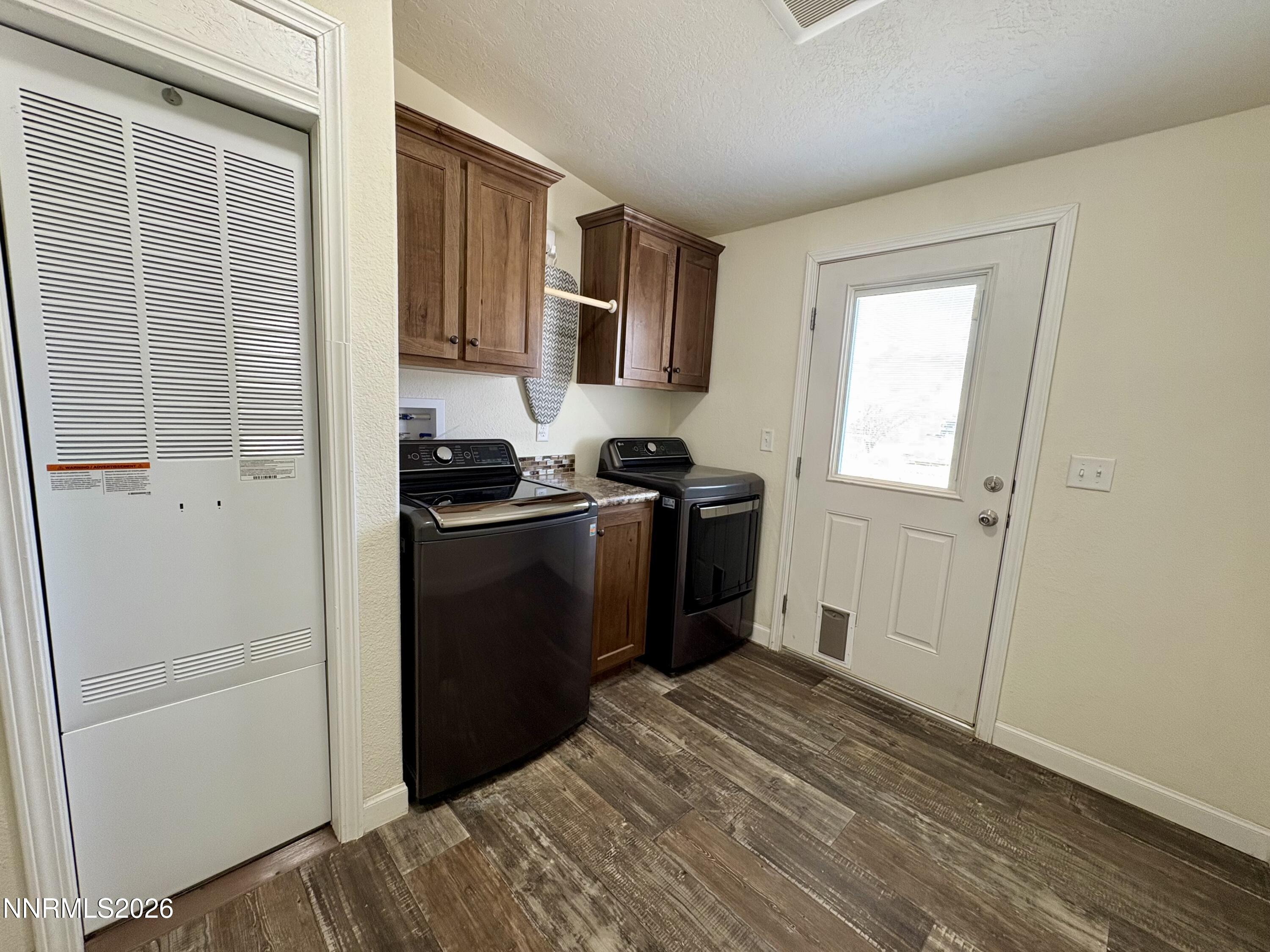 1415 Van Diest Road Winnemucca, NV 89445 - Photo 28 of 34 a room with a bed and a window