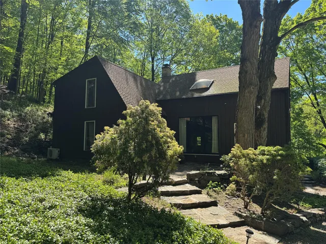 $1,275,000 | 200 Chestnut Ridge Road, Bedford Corners, NY 10549