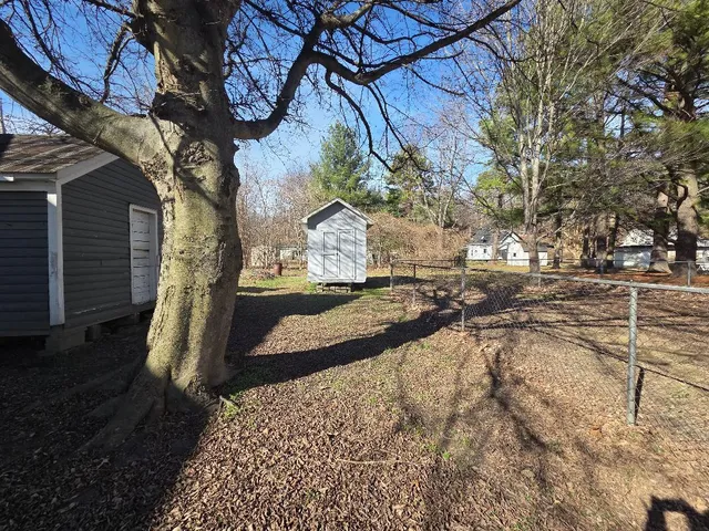 a view of a yard with fountain